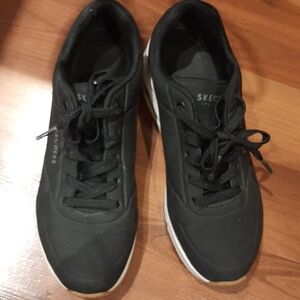 Skechers Black Sneakers with Breathable Mesh and Cushioned Sole